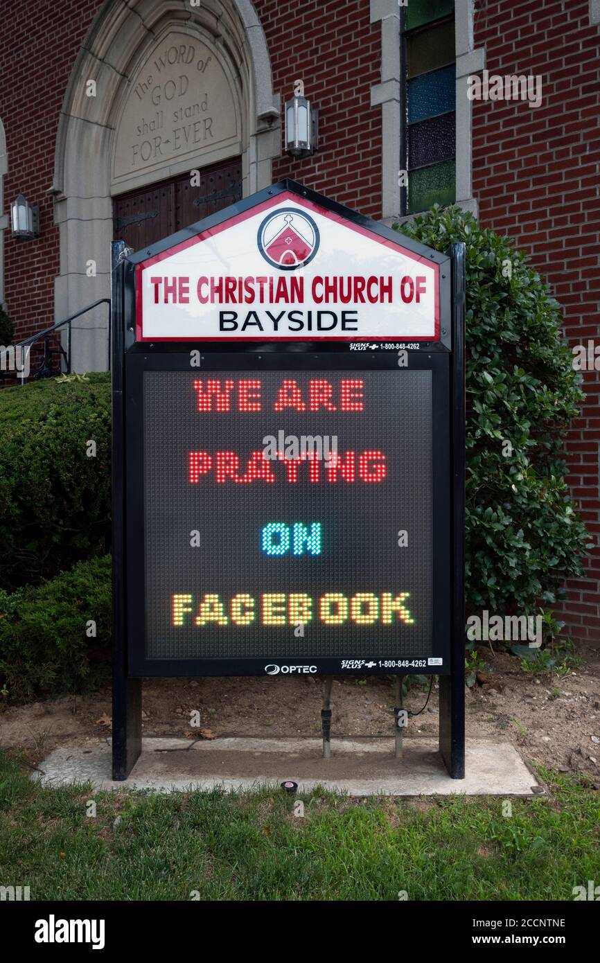 Während der Coronavirus-Epidemie wirbt die christliche Kirche von Bayside für ihre Facebook-Gebetsdienste. In Bayside, Queens, New York. Stockfoto
