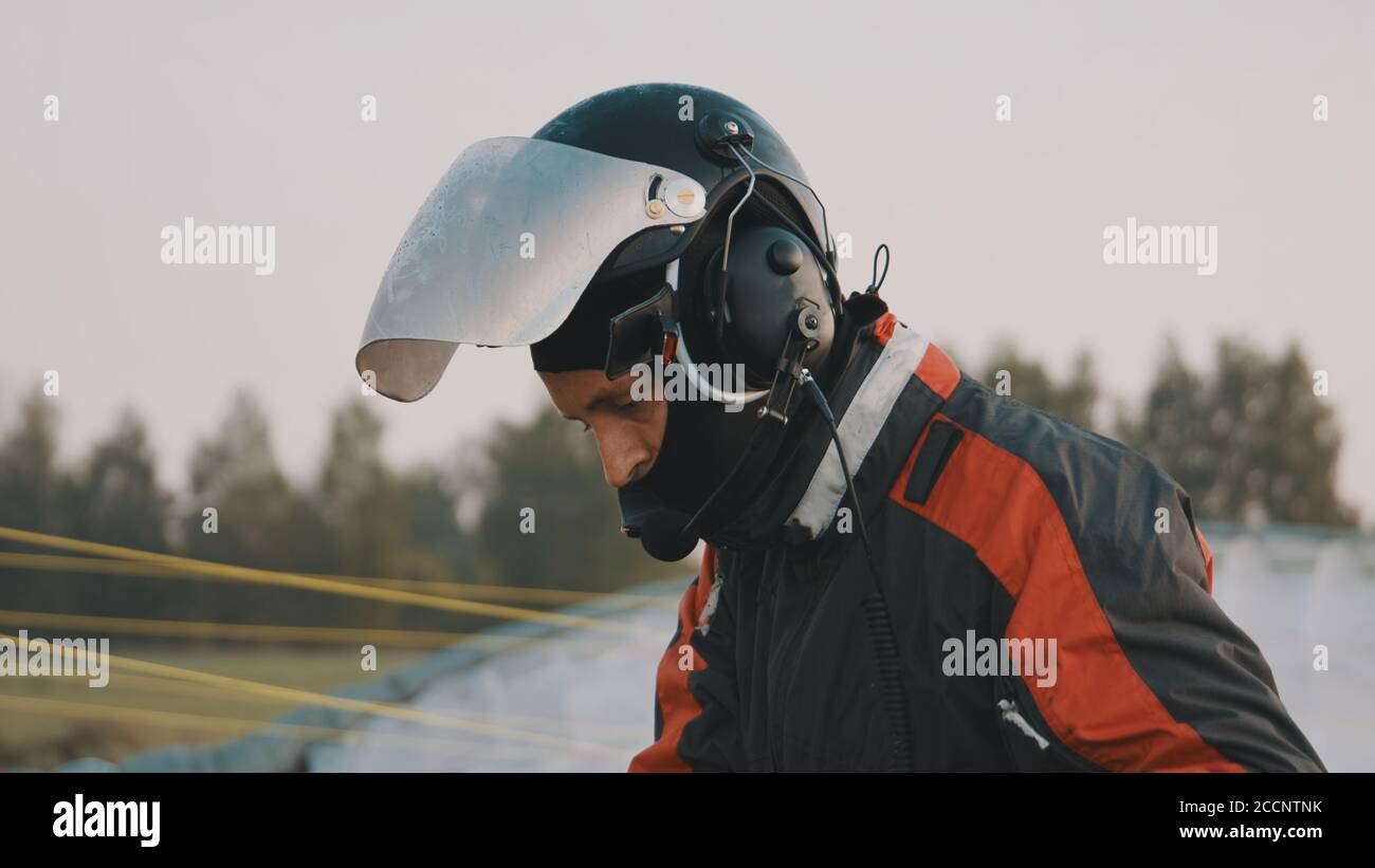 Paramotorgliding. Porträt eines Mann Gleitschirms mit einem Schutzhelm. Hochwertige Fotos Stockfoto