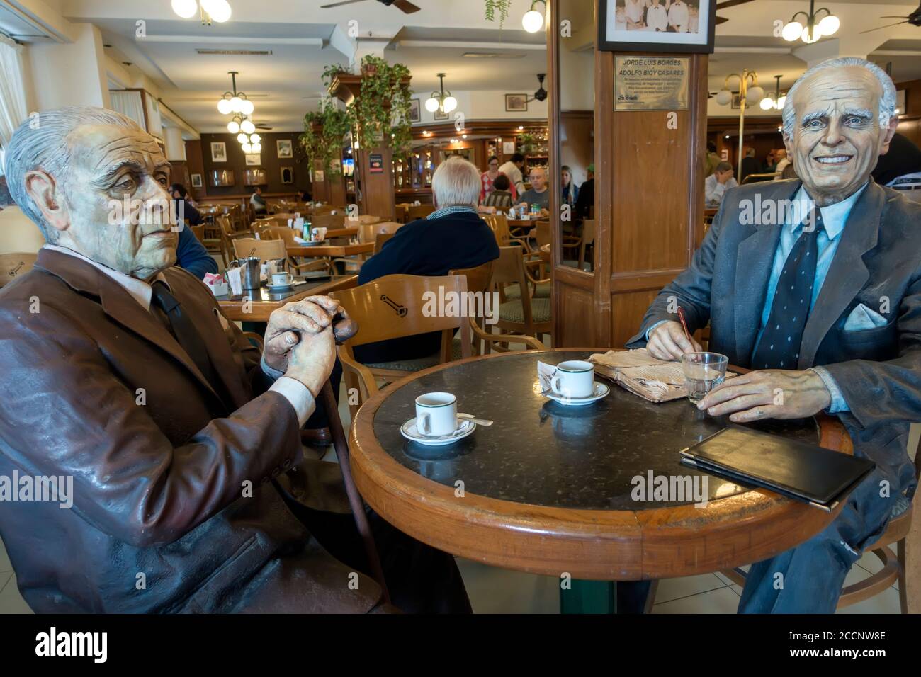 Statuen der argentinischen Autoren Jorge Luis Borges und Adolfo Bioy Casares auf dem Tisch, den sie in der Cafeteria/Restaurant La Biela in Buenos Aires besetzen Stockfoto