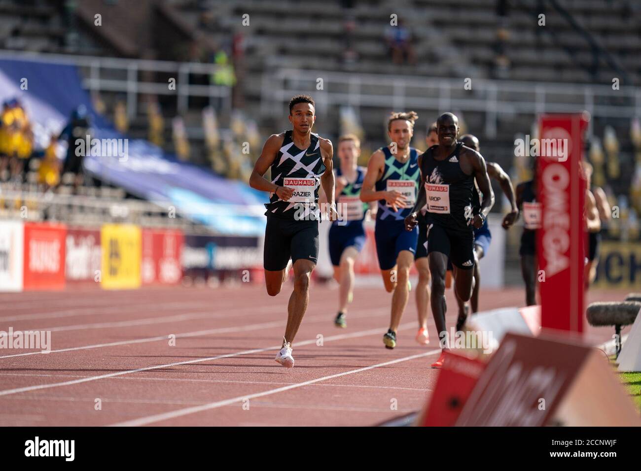 (200824) -- STOCKHOLM, 24. August 2020 (Xinhua) -- Donavan Brazier (Front) der Vereinigten Staaten tritt während der Männer 800 m bei 2020 Diamond League Athletics Meeting in Stockholm, Schweden, 23. August 2020. (Chris Cooper/Pool Via Xinhua) Stockfoto