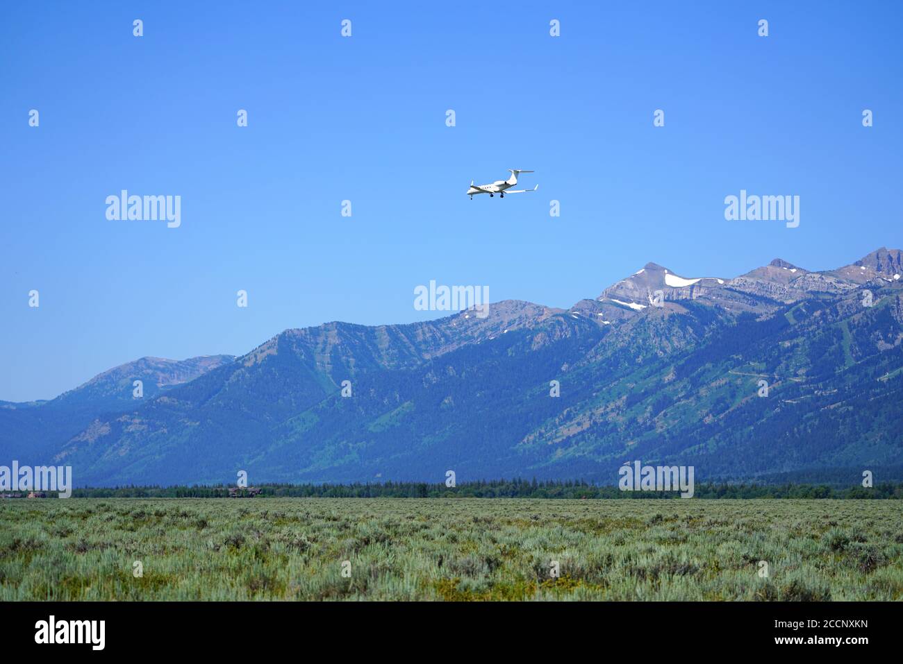 JACKSON HOLE, WY –2. AUG 2020- Blick auf ein privates Düsenflugzeug, das am Jackson Hole Airport (JAC) im Grand Teton National Park in Wyoming landet, Unite Stockfoto