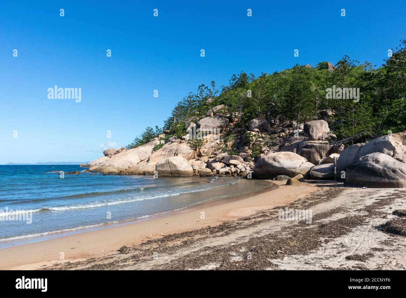Magnetic Island, Queensland, Australien; 2020. März: Alma Bay am Nachmittag mit Felsen und ohne Menschen. Magnetic Island, Queensland, Australien Stockfoto