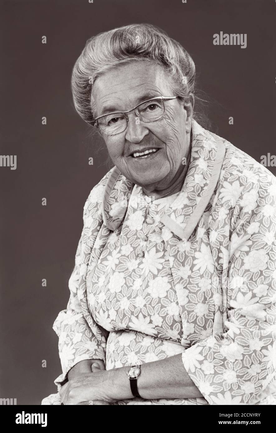 Corrie ten Boom (1892-1983) war ein niederländischer Uhrmacher und Christ, der von den Nazis verhaftet wurde, weil er während des Zweiten Weltkriegs Juden versteckt hatte Sie wurde in Scheveningen inhaftiert, als in ihrem Haus Widerstandsmaterialien und zusätzliche Rationskarten gefunden wurden. Nach der Verhandlung wurde sie in zwei Konzentrationslager verlegt. Ihre spätere Entlassung aus dem KZ Ravensbrück (wurde ihr später mitgeteilt) war das Ergebnis eines klerikalen Fehlers und eine Woche später wurden die anderen Frauen ihrer Altersgruppe in die Gaskammern geschickt. Ihr Buch von 1971 und der Film The Hiding Place von 1975 zeigen die Arbeit ihrer Familie im Versteck von Flüchtlingen während des Zweiten Weltkriegs Stockfoto
