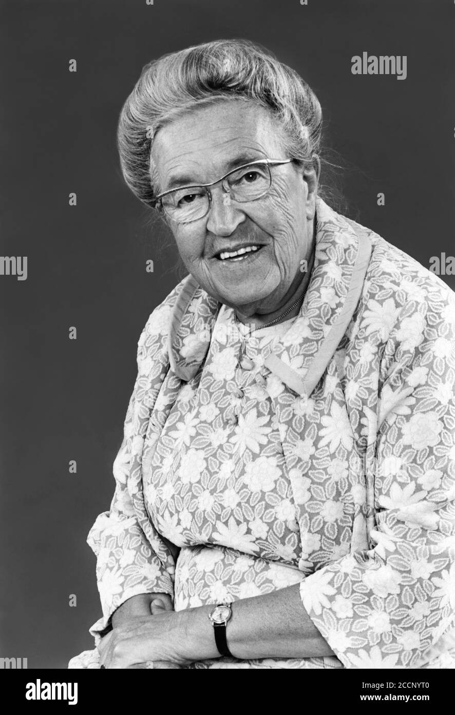 Corrie ten Boom (1892-1983) war ein niederländischer Uhrmacher und Christ, der von den Nazis verhaftet wurde, weil er während des Zweiten Weltkriegs Juden versteckt hatte Sie wurde in Scheveningen inhaftiert, als in ihrem Haus Widerstandsmaterialien und zusätzliche Rationskarten gefunden wurden. Nach der Verhandlung wurde sie in zwei Konzentrationslager verlegt. Ihre spätere Entlassung aus dem KZ Ravensbrück (wurde ihr später mitgeteilt) war das Ergebnis eines klerikalen Fehlers und eine Woche später wurden die anderen Frauen ihrer Altersgruppe in die Gaskammern geschickt. Ihr Buch von 1971 und der Film The Hiding Place von 1975 zeigen die Arbeit ihrer Familie im Versteck von Flüchtlingen während des Zweiten Weltkriegs Stockfoto