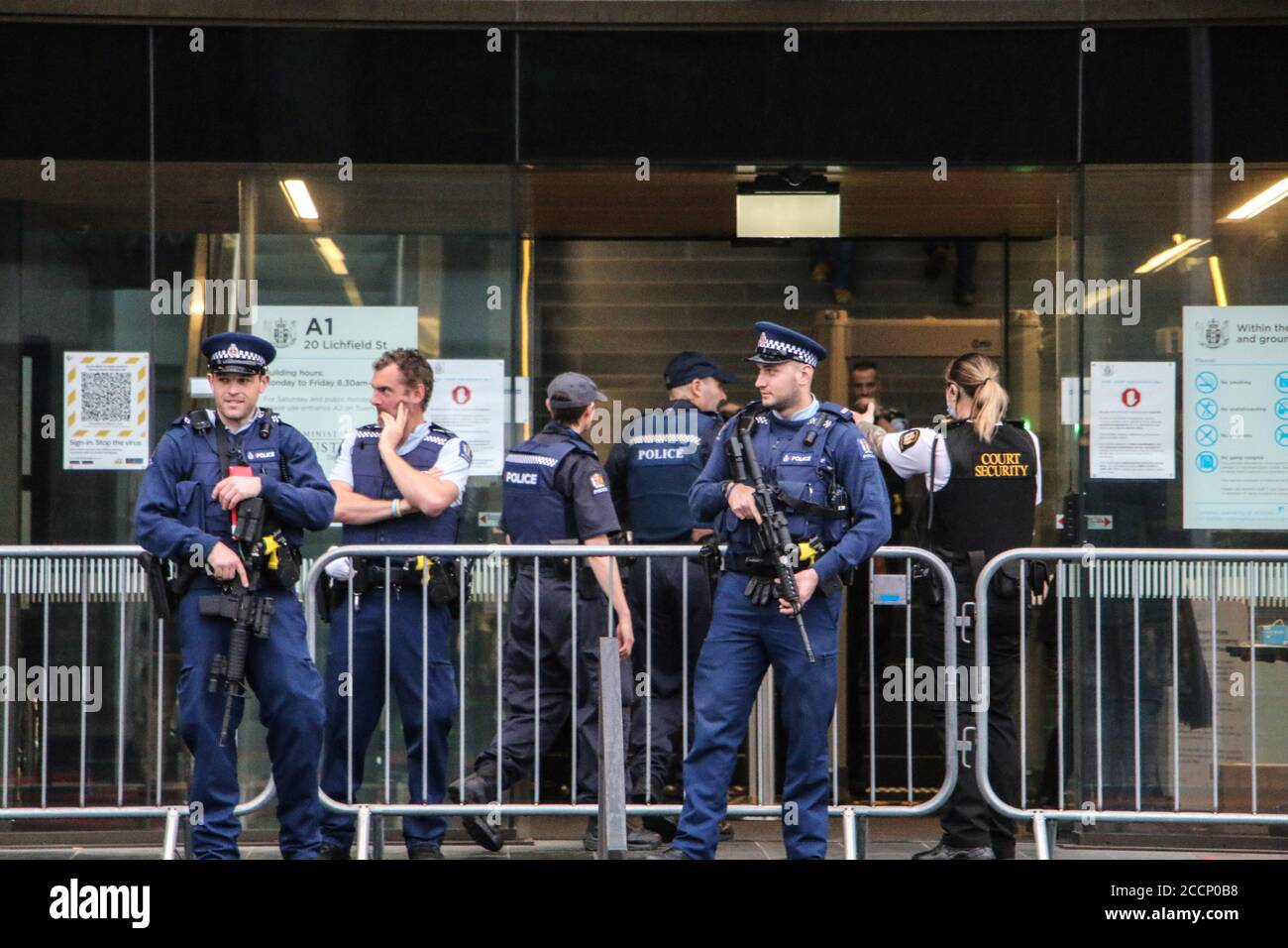 Christchurch, Neuseeland. August 2020. K-9-Einheiten und bewaffnete Polizei stehen am Haupteingang des High Court in Christchurch auf Wache, wo die Verurteilung des australischen weißen Suprematisten Brenton Tarrant stattfindet.Tarrant wird zu 51 Anklagepunkten wegen Mordes, 40 Anklagepunkten wegen versuchten Mordes und einer Anklagepunkte des Terrorismusunterdrückungsakts verurteilt. Kredit: SOPA Images Limited/Alamy Live Nachrichten Stockfoto