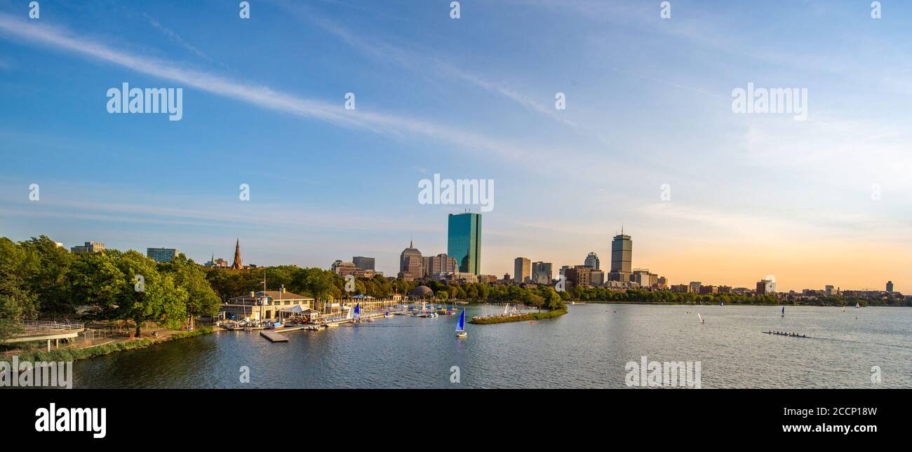 Panoramablick auf Boston Downtown und dem historischen Zentrum von dem Wahrzeichen Longfellow Brücke über Charles River Stockfoto