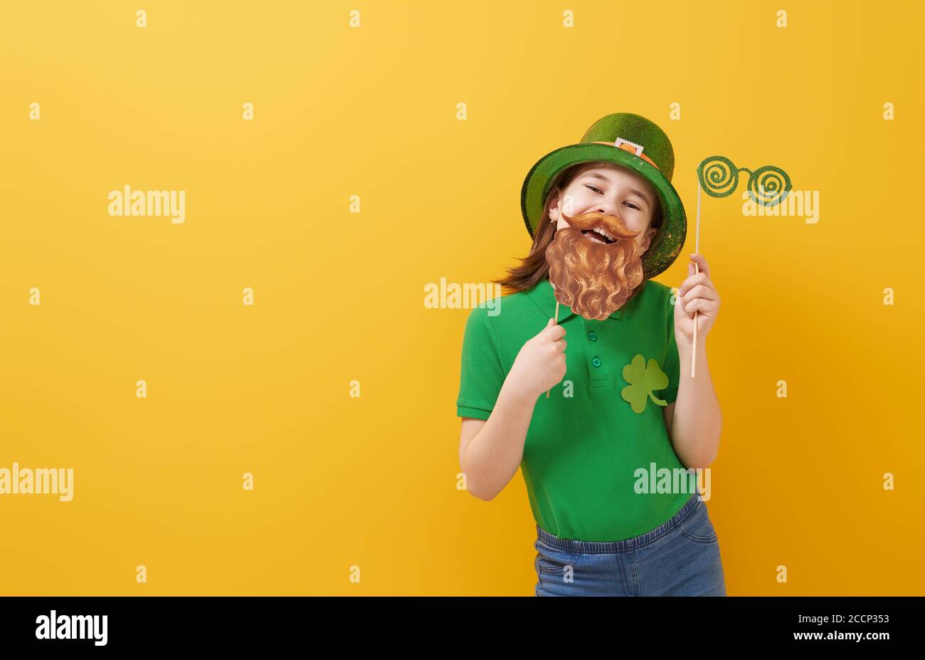 Das niedliche Mädchen im Kobold Hut für einen St. Patrick's Day. Stockfoto