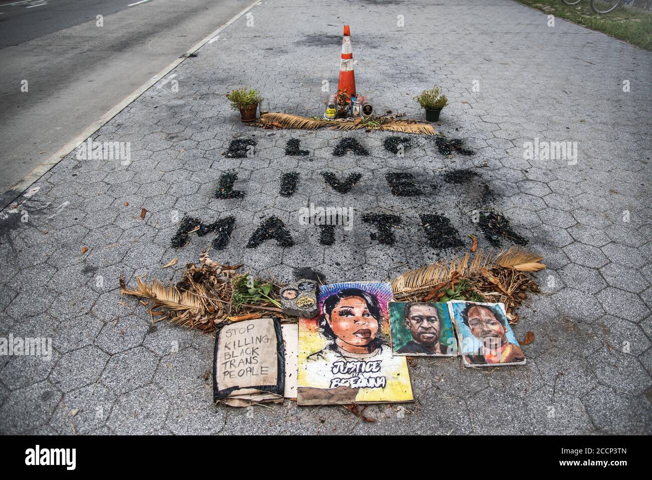 Das Black Lives Matter Memorial wurde aus Asche-Überresten des NYPD-Polizeiwagens erstellt, der am 29 2020. Mai im Fort Greene Park in Brooklyn, New York, in Brand gesetzt wurde. Stockfoto