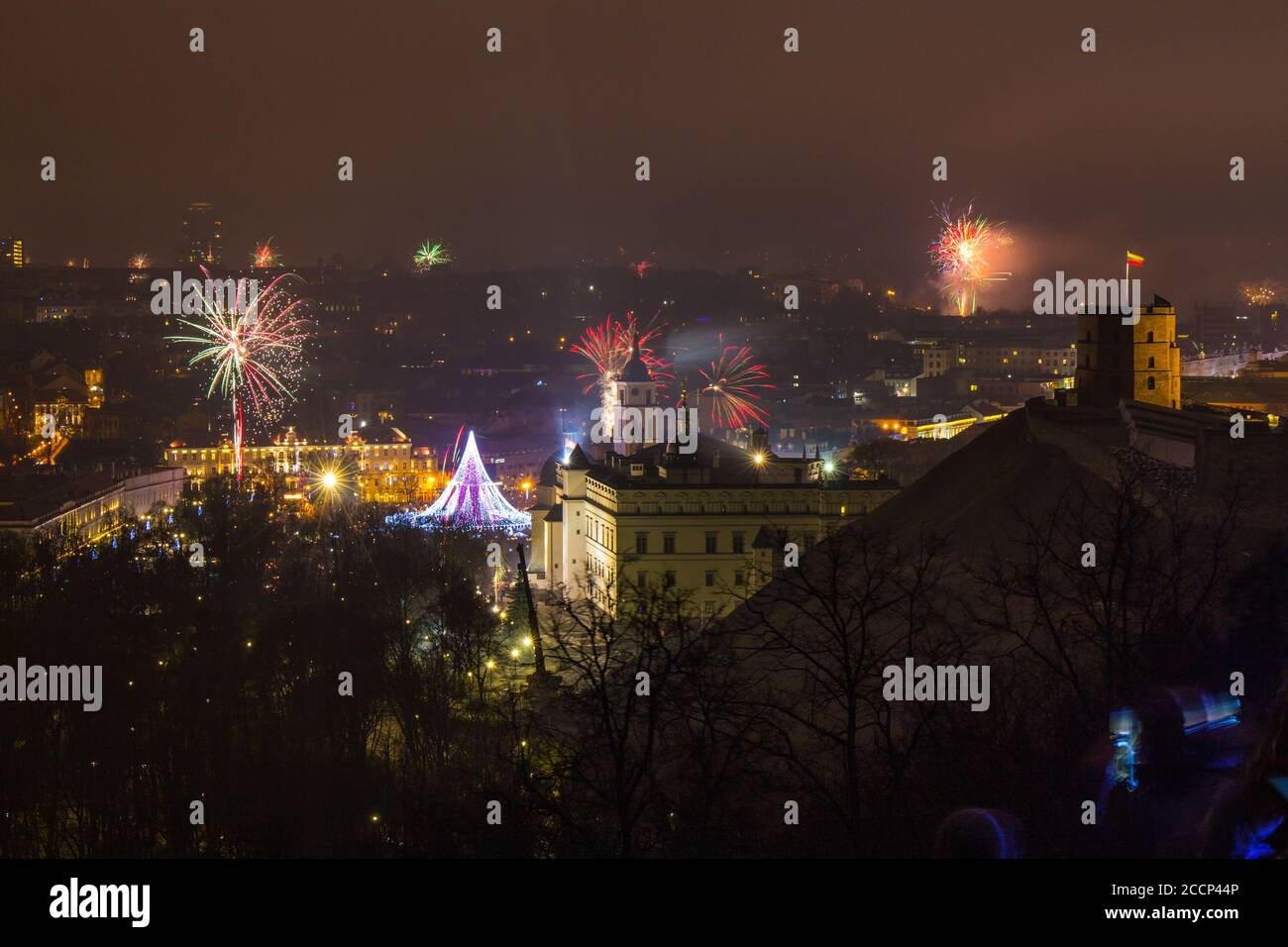 Vilnius, Litauen 01. Januar 2017: Blick auf das Hauptfeuerwerk, in der Silvesternacht auf den Domplatz, Glockenturm, Kathedrale St. Stockfoto