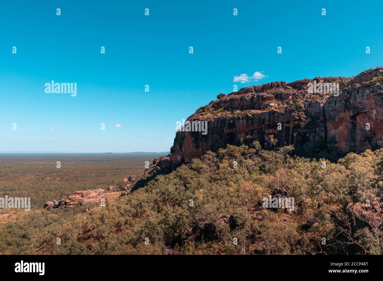 Blick vom Gunwarddehwarde Lookout. Angenehmer Spaziergang, beeindruckende Aussicht. Auf dem Weg nach oben findet man Kunstwerke der Aborigines. Kakadu, NT, Australien Stockfoto