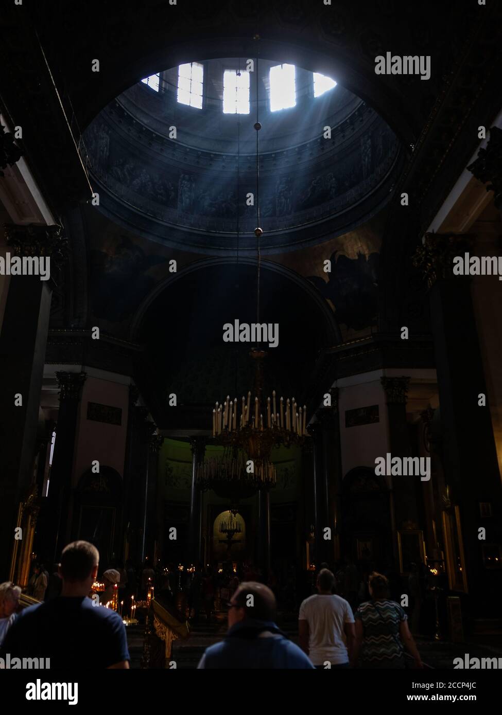 Die Kuppel der Kasaner Kathedrale in St. Petersburg, Russland. Licht und Schatten. Stockfoto