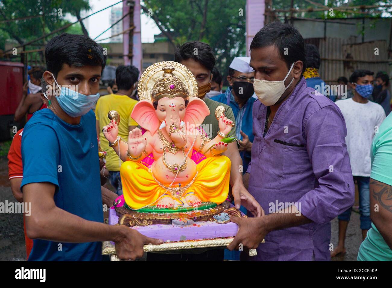Ganesh Idol Immersion in covid 19 Pandemiebeschränkungen. Ganpati Visarjan in Mann gemacht Teich Menschen mit Maske Mumbai, Maharashtra / Indien - 23 08 2020 Stockfoto
