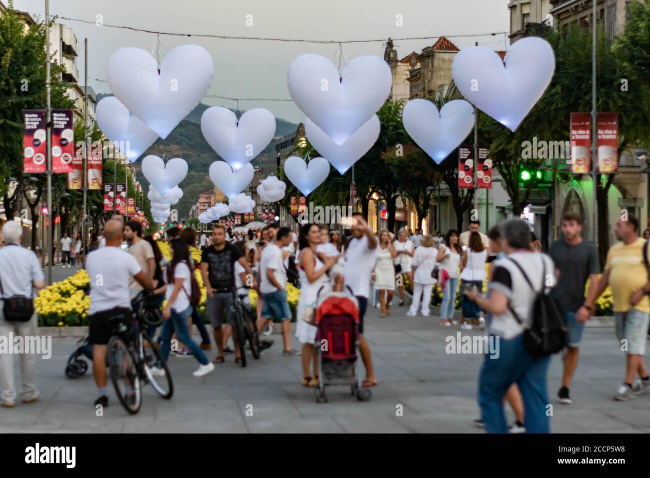 Große weiße Herzen hängen an der Stadt Braga in Portugal Für weiße Nacht Event-Feier mit Menschen genießen die europäischen Reiseziel Stadt 2021 Stockfoto