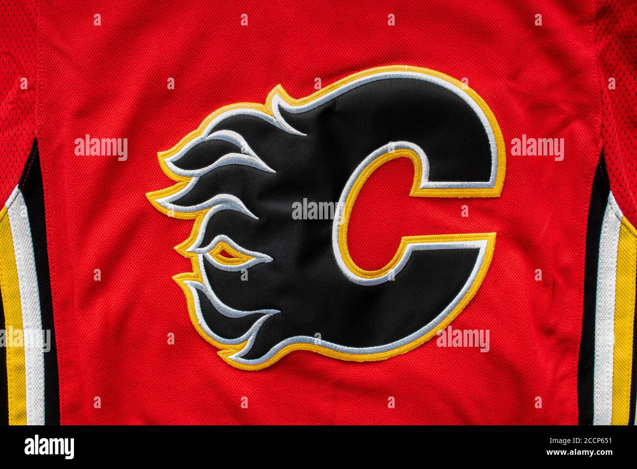 Calgary, Alberta, Kanada. August 23 2020. Ein Nahaufnahme eines Calgary Flames Hockey Red Trikots. Stockfoto