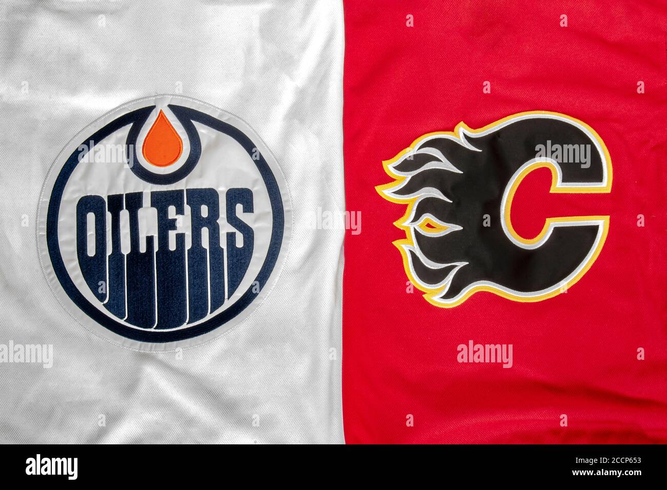 Calgary, Alberta, Kanada. August 23 2020. Ein Nahaufnahme eines NHL Edmonton Oilers vs Calgary Flames Hockeytrikot. Stockfoto