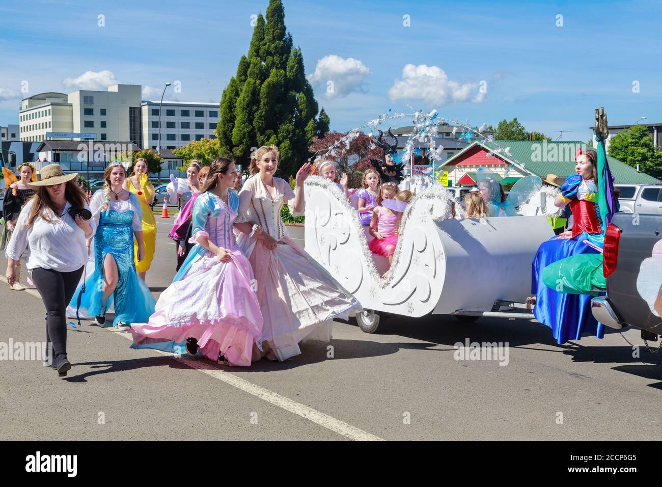 Junge Frauen und Mädchen, die als Prinzessinnen gekleidet sind, nehmen an einer Weihnachtsparade in Rotorua, Neuseeland Teil. Dezember 208 Stockfoto