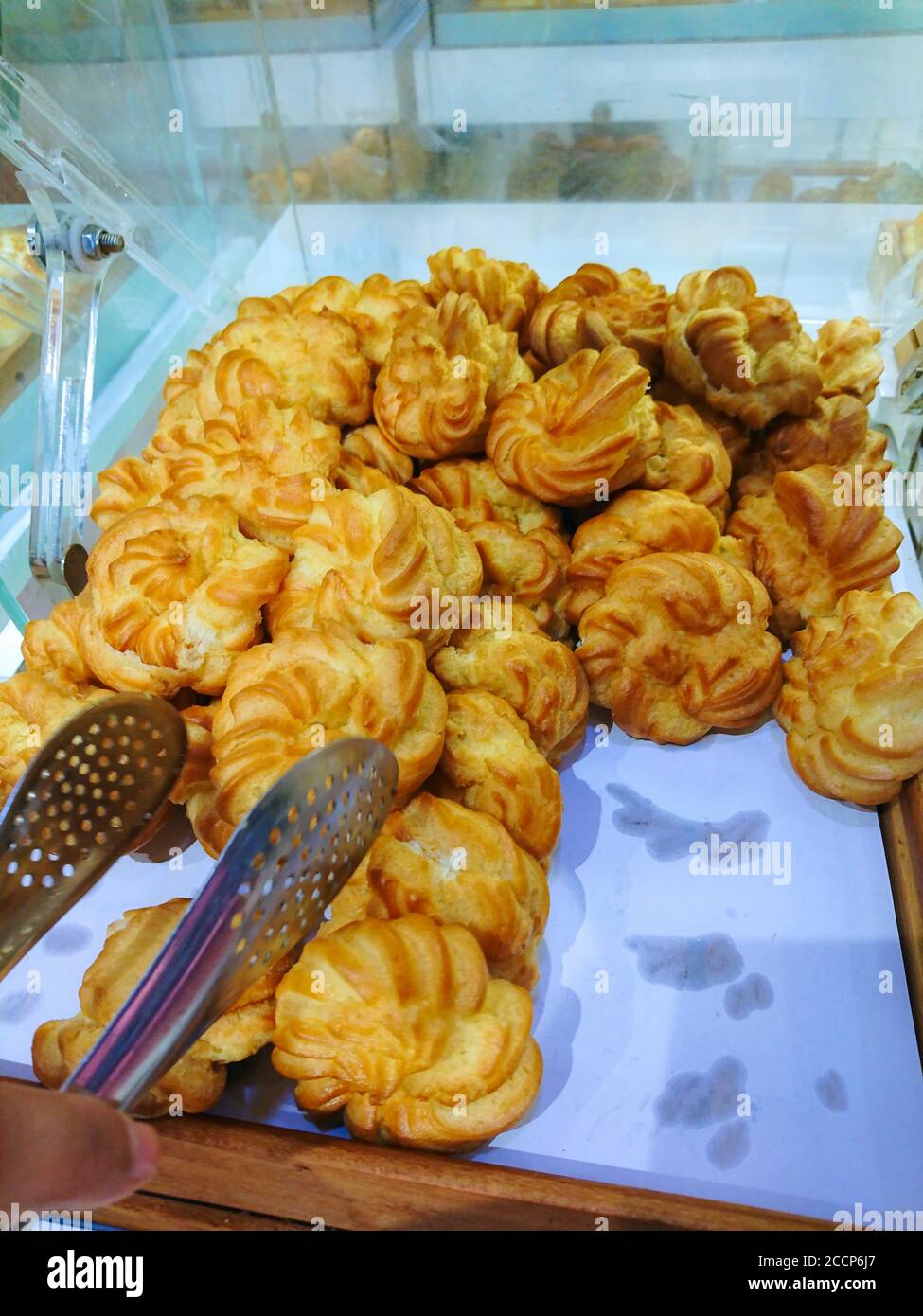 Eclairs oder Eclair, die perfekte Kombination aus Mehl, Zucker, Milch, Butter und Ei. Stockfoto