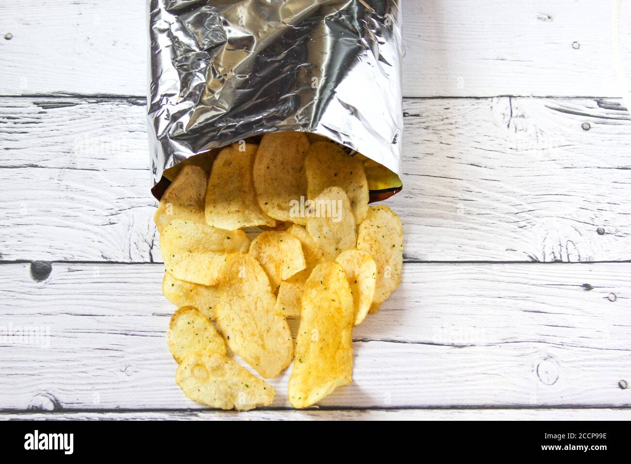 Kartoffelchips und Packung. Verpackung des Chips auf weißem Hintergrund.  Draufsicht Stockfotografie - Alamy