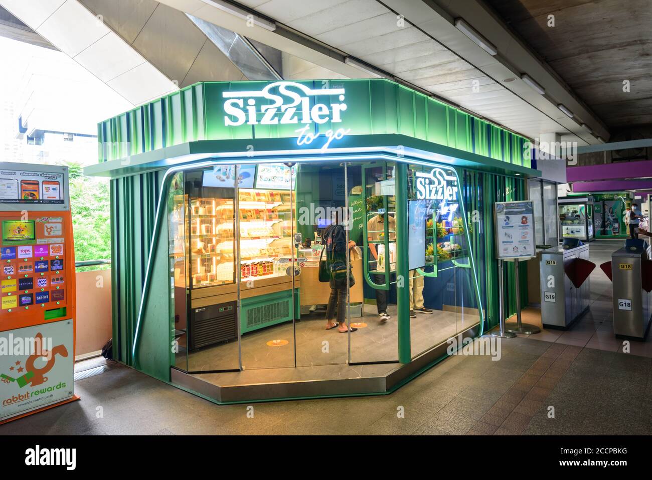 Bangkok, Thailand - 18. August, 2020 : Ziszler-Geschäft Schalter an BTS Chongnonsi Station Stockfoto