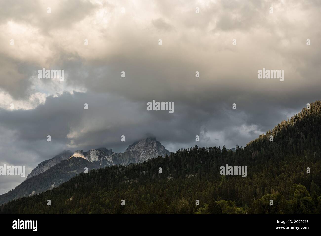 Blick auf die Gummfluh vom Chateau-d'Oex, Schweiz Stockfoto