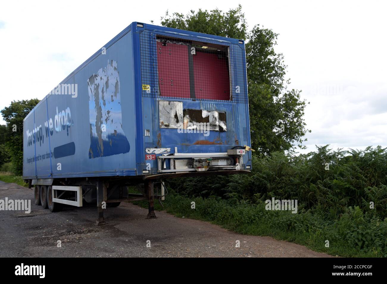 Ex Tesco Artic Anhänger in einem Zwischenfall aufgegeben, Dach entfernt und mit Industrieabfällen gefüllt. Mehrere wurden im August 2020 im Gebiet der West Midlands gefunden Stockfoto
