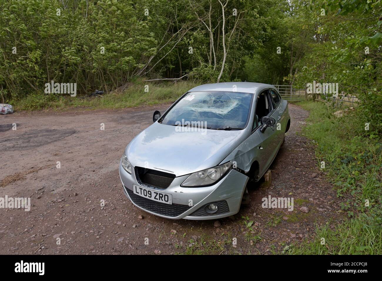 Ein 2009 Seat Ibiza vandalisiert und links in einem Herefordshire Layby auf Ziegel mit einem "rat bewusst" Aufkleber auf dem Windschutzscheibe 22. August 2020 Stockfoto