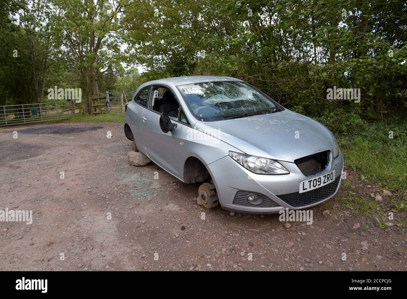 Ein 2009 Seat Ibiza vandalisiert und links in einem Herefordshire Layby auf Ziegel mit einem "rat bewusst" Aufkleber auf dem Windschutzscheibe 22. August 2020 Stockfoto