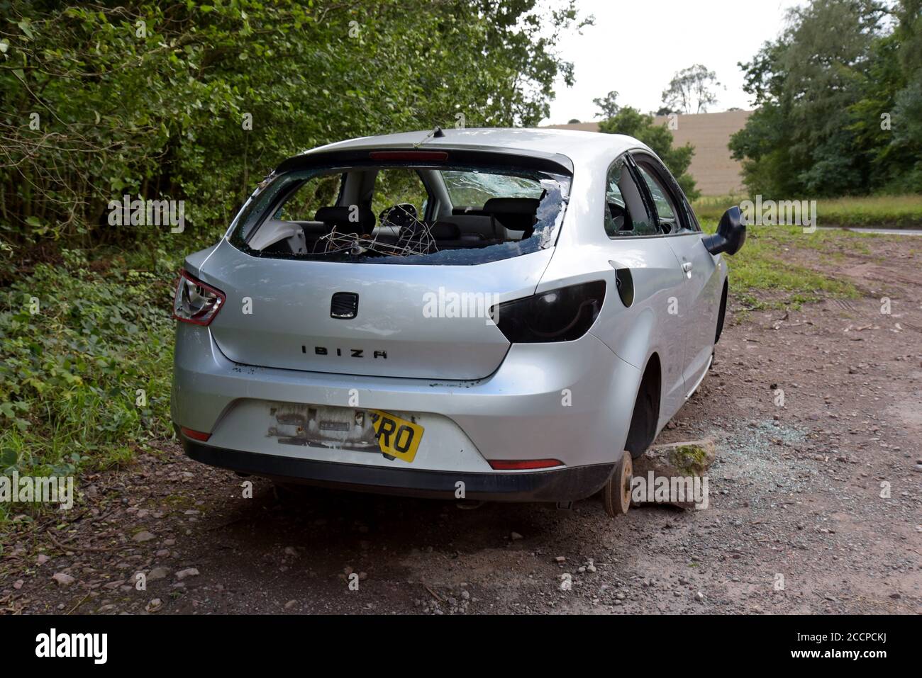 Ein 2009 Seat Ibiza vandalisiert und links in einem Herefordshire Layby auf Ziegel mit einem "rat bewusst" Aufkleber auf dem Windschutzscheibe 22. August 2020 Stockfoto