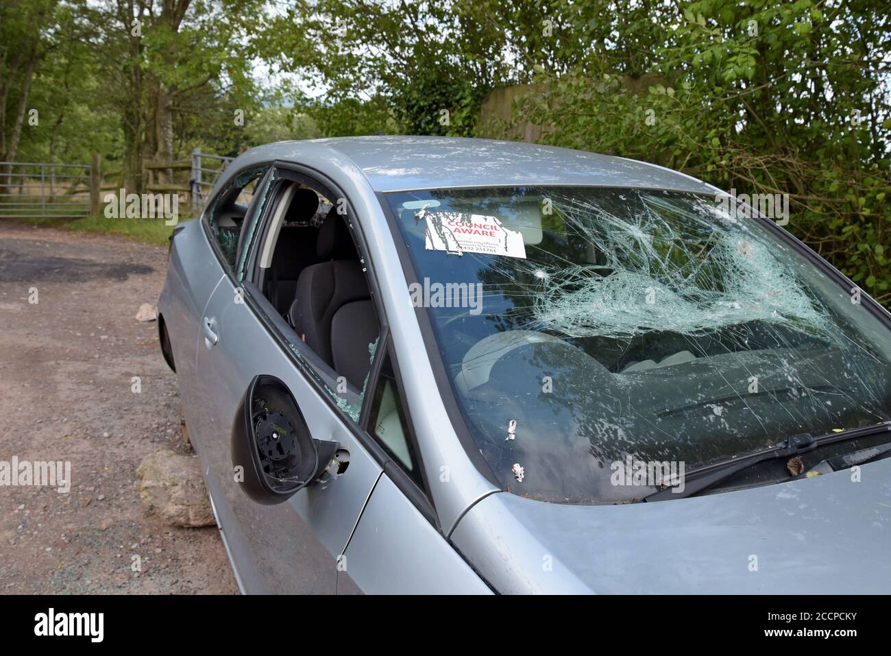Ein 2009 Seat Ibiza vandalisiert und links in einem Herefordshire Layby auf Ziegel mit einem "rat bewusst" Aufkleber auf dem Windschutzscheibe 22. August 2020 Stockfoto