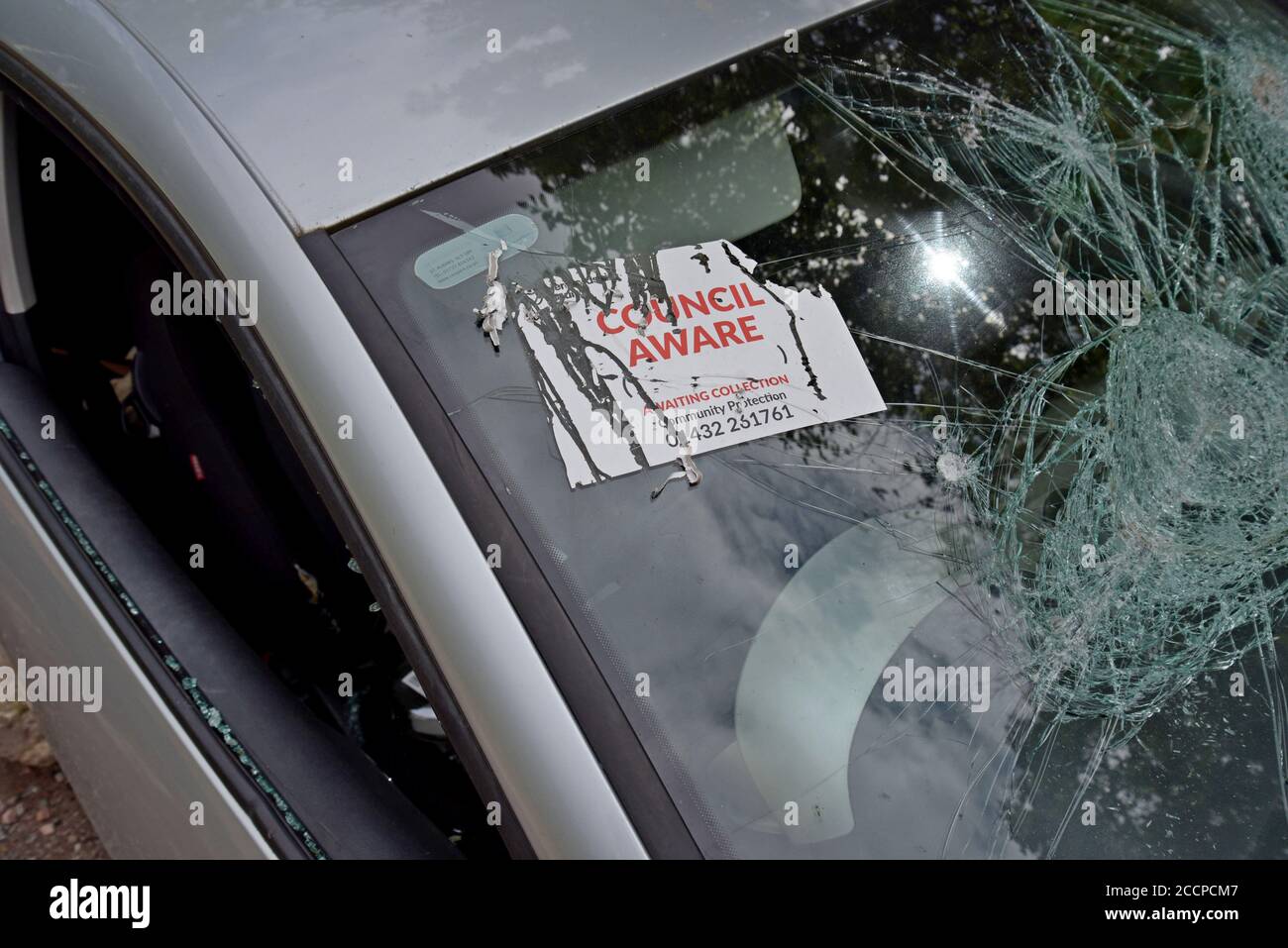 Ein 2009 Seat Ibiza vandalisiert und links in einem Herefordshire Layby auf Ziegel mit einem "rat bewusst" Aufkleber auf dem Windschutzscheibe 22. August 2020 Stockfoto