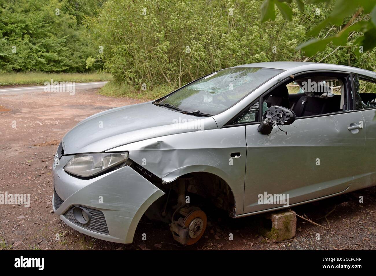 Ein 2009 Seat Ibiza vandalisiert und links in einem Herefordshire Layby auf Ziegel mit einem "rat bewusst" Aufkleber auf dem Windschutzscheibe 22. August 2020 Stockfoto