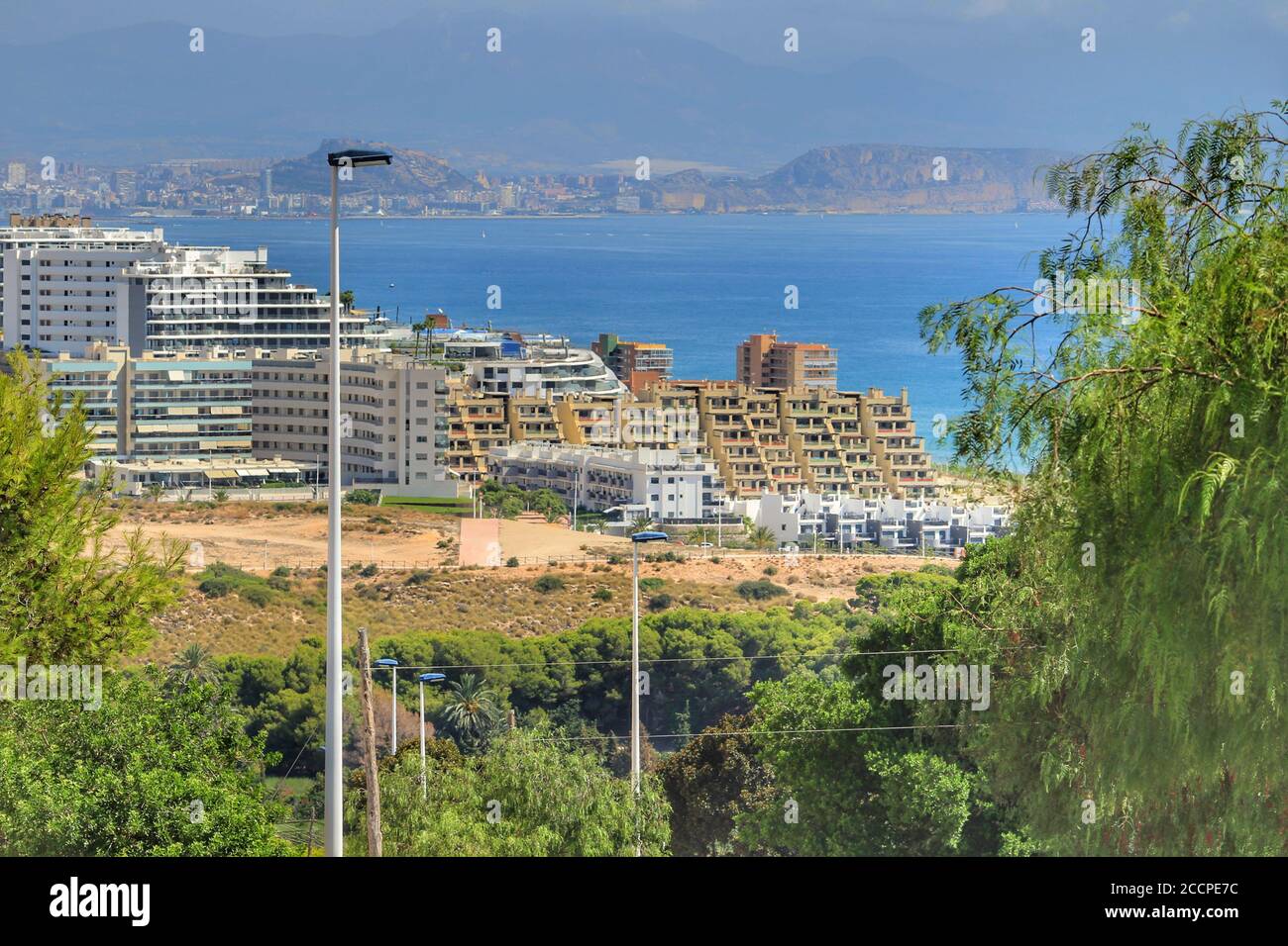 Urbanisierung in Arenales del Sol Strand in Alicante im Sommer Stockfoto