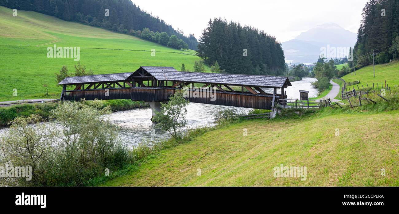 Holzbrücke für Radfahrer über die Mur im Bundesland SalzburgerLand, Österreich Stockfoto