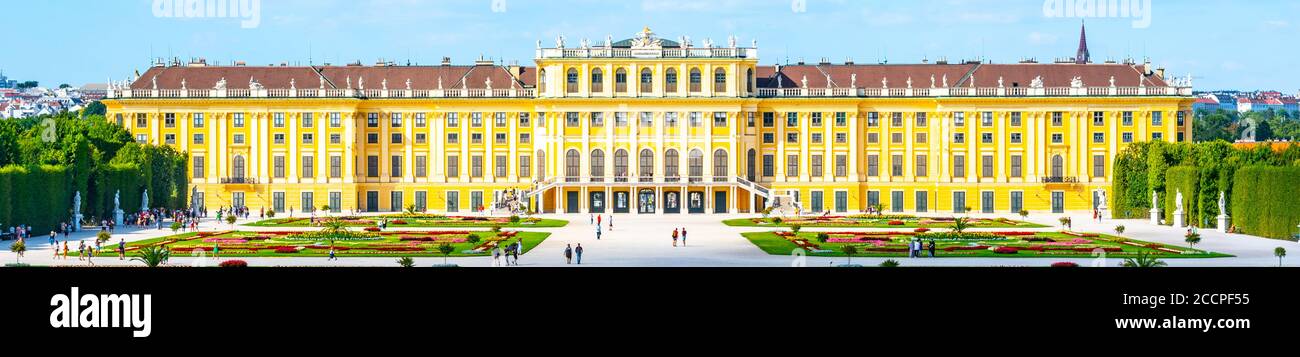 WIEN, ÖSTERREICH - 23. JULI 2019: Schloss Schönbrunn, Deutsch: Schloss Schönbrunn, und großer Parterre - Französischer Garten mit schönen Blumenbeeten, Wien, Österreich Stockfoto
