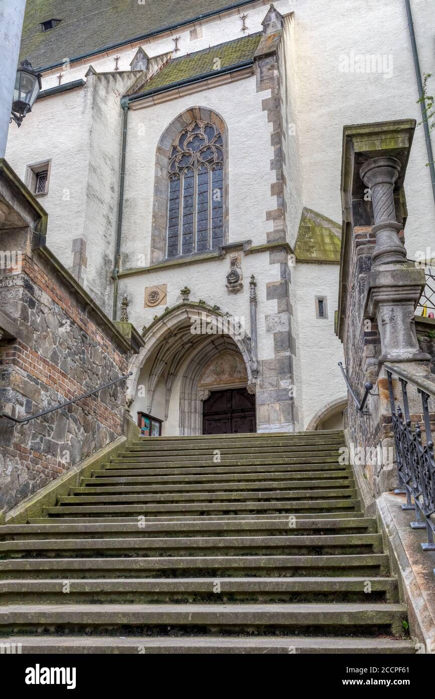 Treppe und Eingang zur St. Vitus Kirche in Cesky Krumlov ohne Menschen Stockfoto