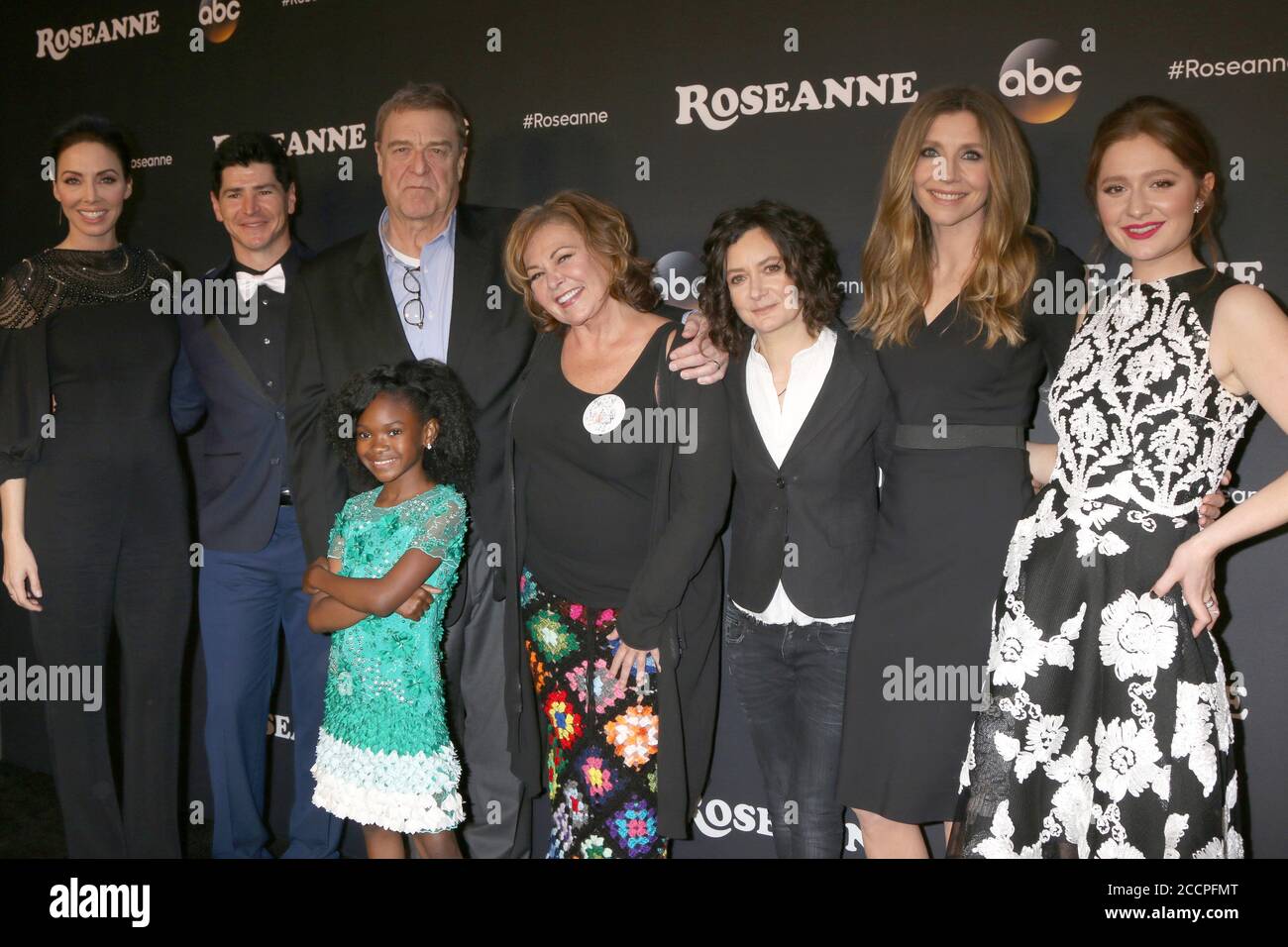 LOS ANGELES - MAR 23: Whitney Cummings, Michael Fishman, John Goodman, Jayden Rey, Roseanne Barr, Sara Gilbert, Sarah Chalke, Emma Kenney beim Roseanne Premiere Event in den Walt Disney Studios am 23. März 2018 in Burbank, CA Stockfoto