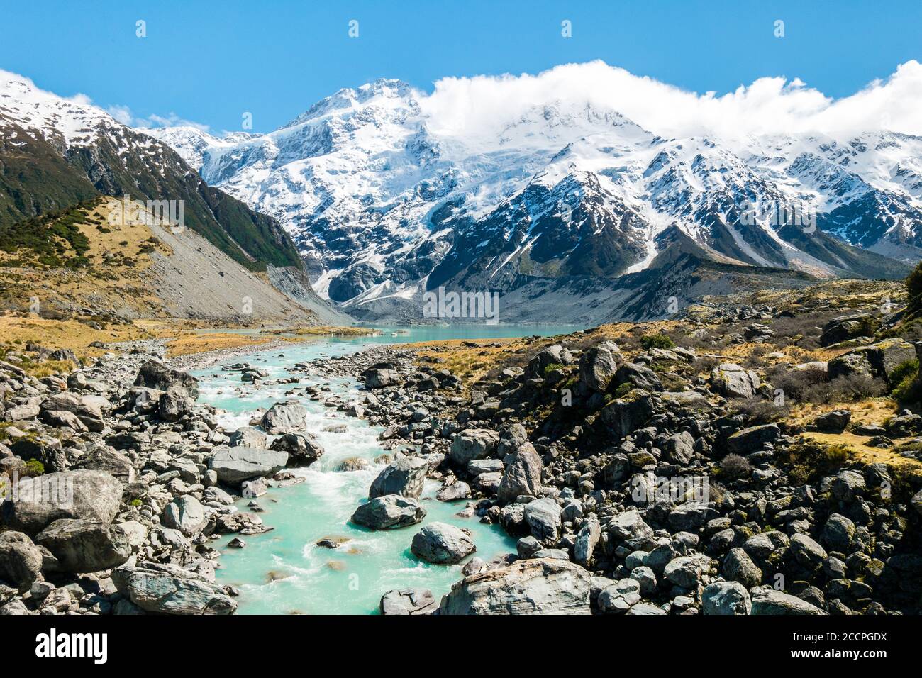 Entlang des Hooker Tals ist der Blick auf die südlichen alpen herrlich. Ein Gletschersee am Boden mit Brücken über Gletscherflüsse der tra Stockfoto