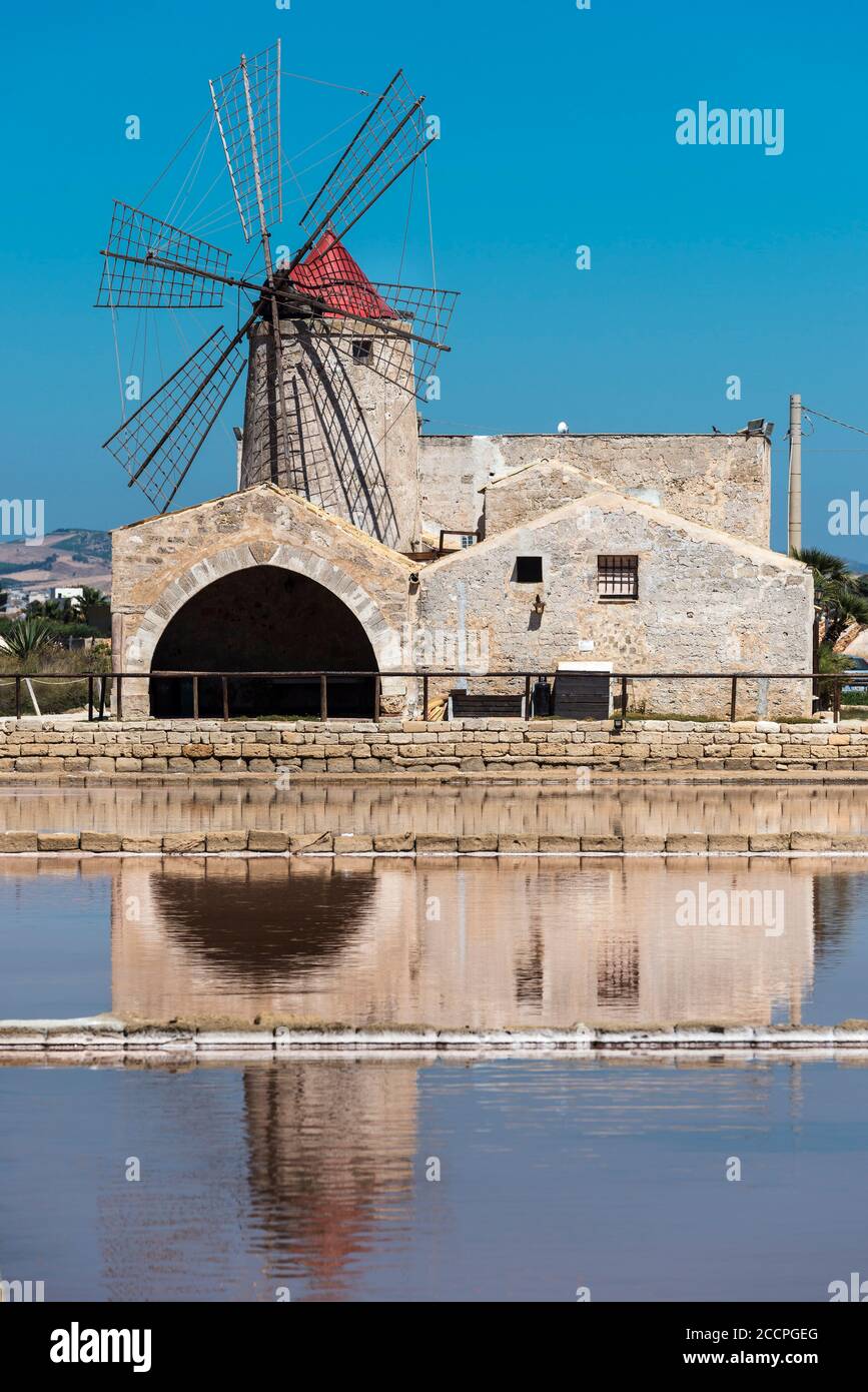 Windmühlen und Salinen im Museum von Salz, in der Nähe von Nubien, südlich von Trapani, an der Westküste von Sizilien, Italien. Stockfoto