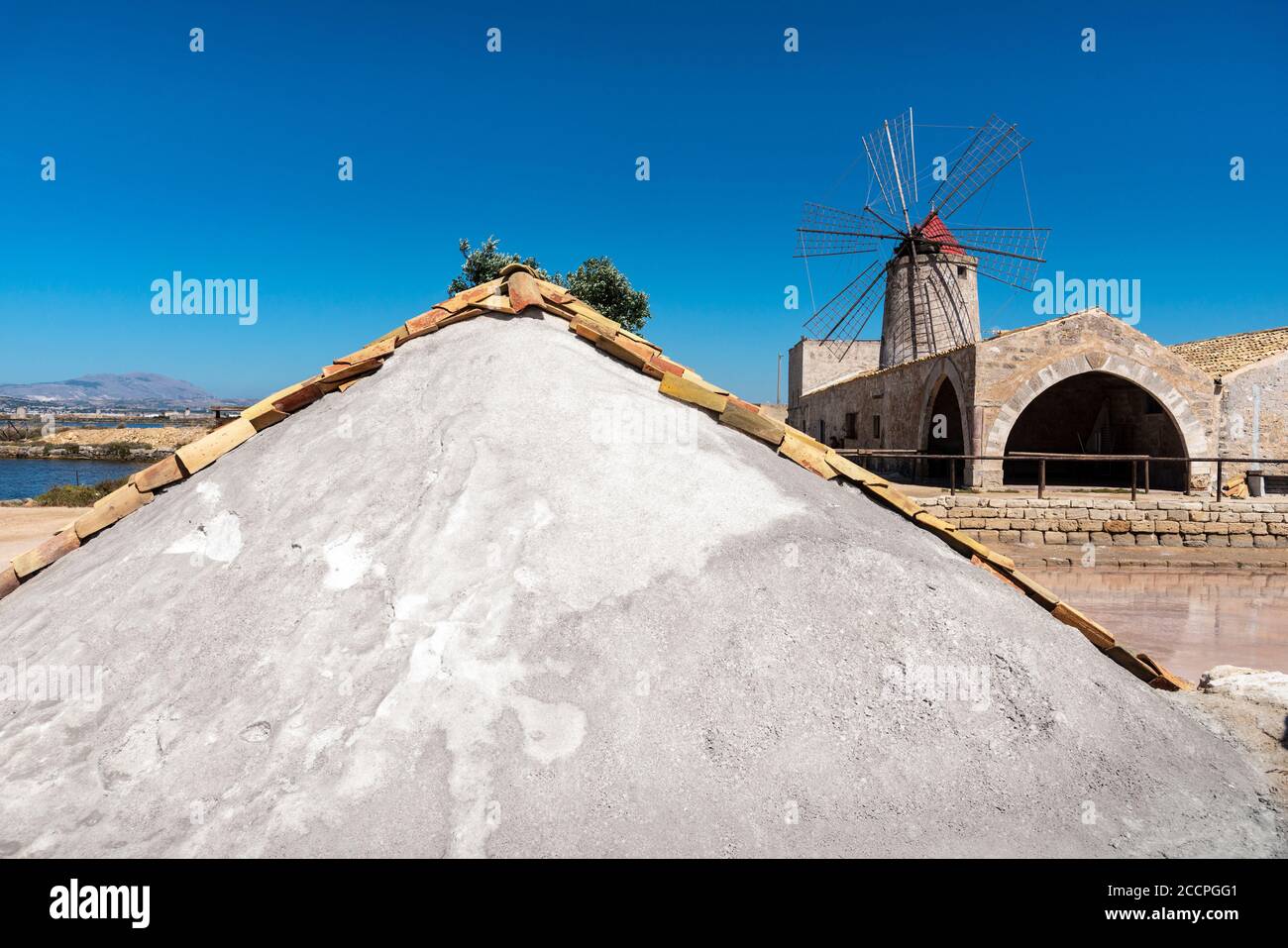 Ein Erdhügel aus geerntetem Salz, geschützt mit Dachziegeln an den Salinen von Nubia, südlich von Trapani, an der Westküste Siziliens, Italien. Stockfoto