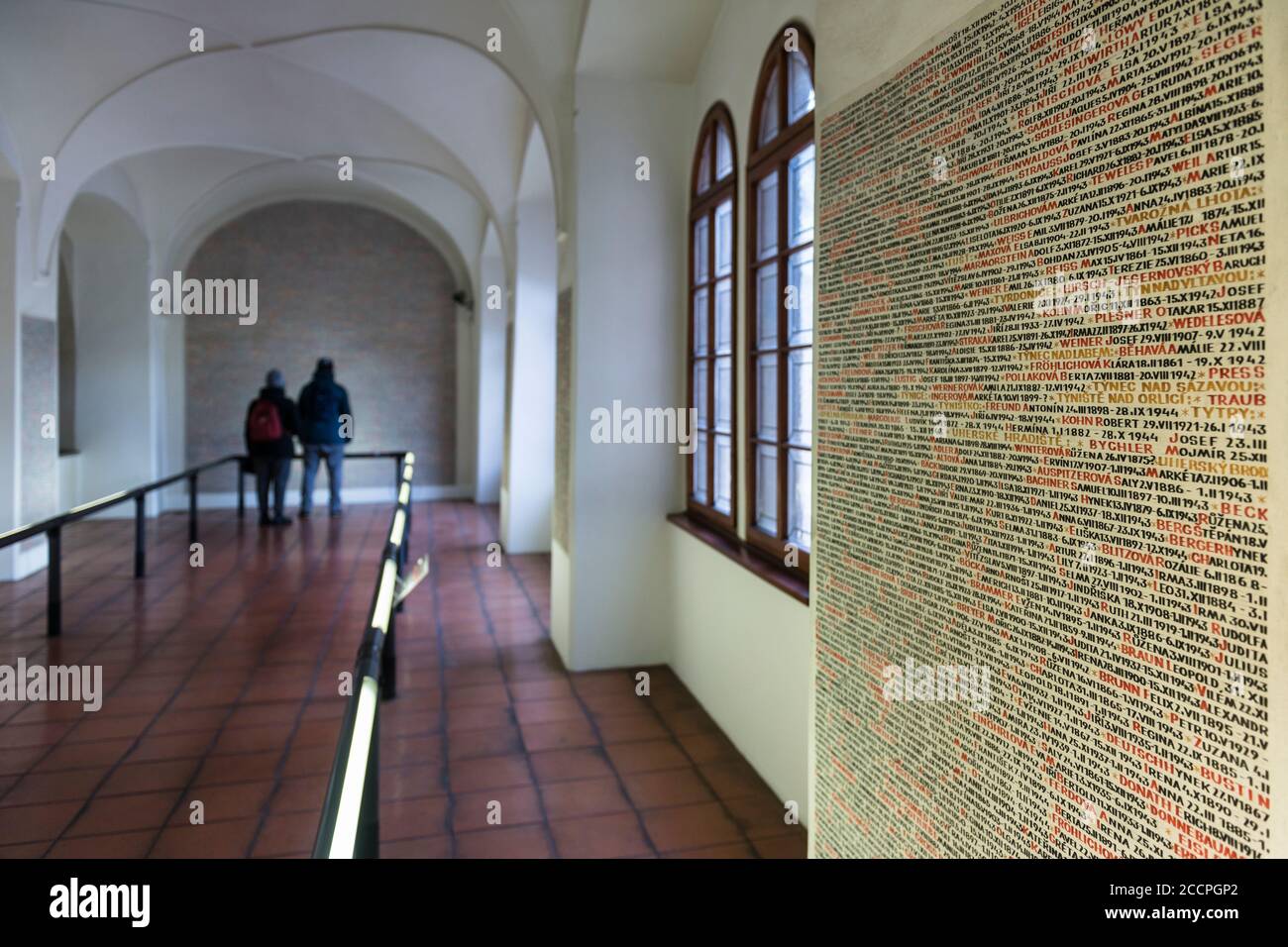 Unbekanntes Paar schaut sich die Namen der 77,297 tschechischen Juden an, die während des Holocaust getötet wurden und die Wände bedecken, Pinka-Synagoge (Pinkasova), Prag Stockfoto