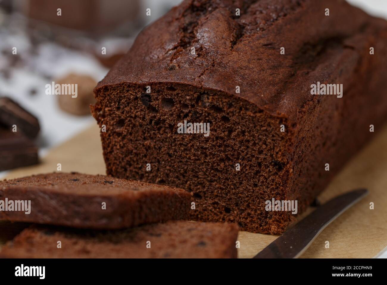 Hausgemachter Schokoladenkuchen mit Bananenstückchen. Köstliches Dessert zum Frühstück. Ein Leckerbissen für Tee. Selektiver Fokus Stockfoto