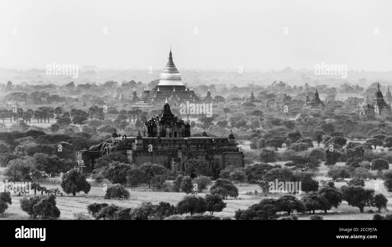 Bilder aus Myanmar, Bagan, seinen Tempeln und Pagoden und die Farbe des Sonnenaufgangs aus der Ballon-Erfahrung Stockfoto