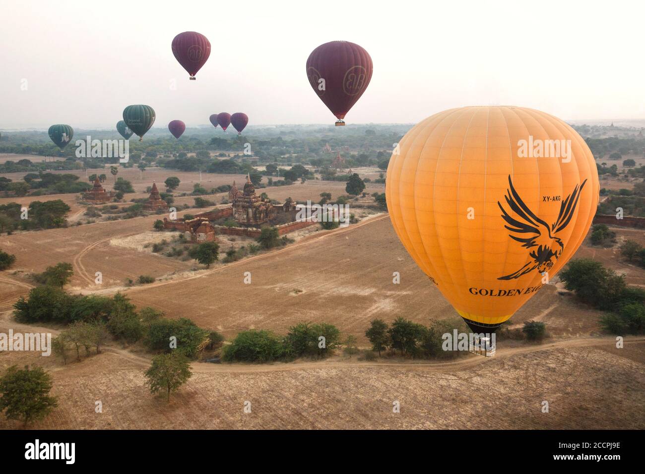 Bilder aus Myanmar, Bagan, seinen Tempeln und Pagoden und die Farbe des Sonnenaufgangs aus der Ballon-Erfahrung Stockfoto