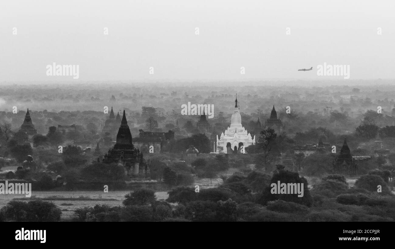 Bilder aus Myanmar, Bagan, seinen Tempeln und Pagoden und die Farbe des Sonnenaufgangs aus der Ballon-Erfahrung Stockfoto