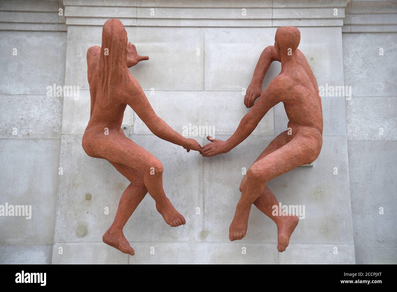 Die Sonnenanbeter, eine Skulptur des ungarischen Künstlers Peter Laszlo Peri, kehrt nach fast 70 Jahren Abwesenheit nach London Waterloo zurück. Die Skulptur, die ursprünglich am Eingang der U-Bahnstation ausgestellt wurde, um Besucher des Festival of Britain im Jahr 1951 willkommen zu heißen, galt als verloren, wurde aber auf dem Gelände eines südöstlichen Londoner Hotels wiederentdeckt, das gebrochen und in blassrosa gestrichen war. Eine Crowdfunding-Kampagne hat Geld gesammelt, um die Farbschichten abzutragen und sie wieder in die ursprüngliche, sonnenverwöhnte Terrakotta-Farbe zu bringen. Stockfoto