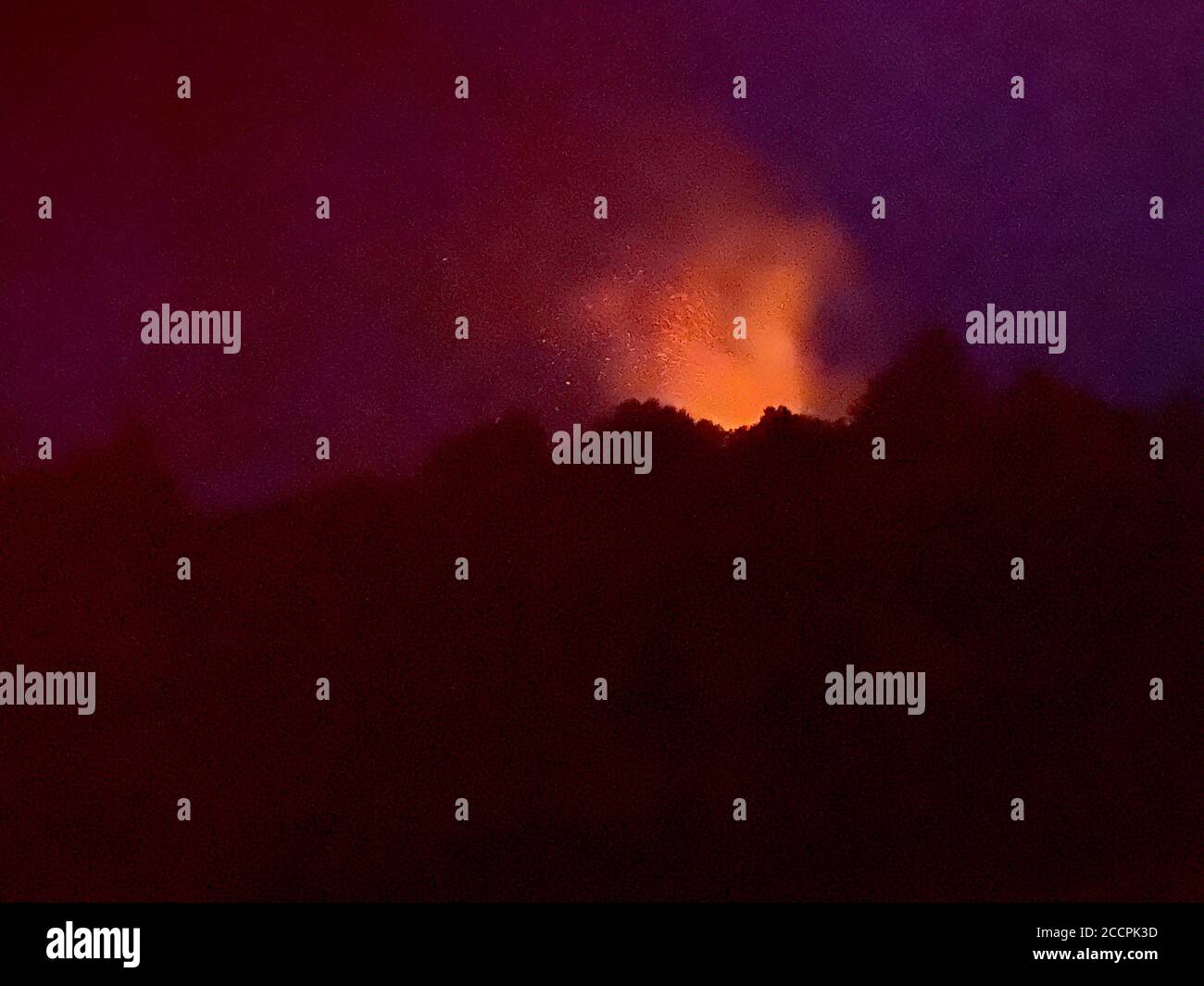 Davenport, Kalifornien, USA. August 2020. Blick auf CZU Blitzfeuer vom Cotoni-Coast Dairies National Monument, nahe Davenport in Santa Cruz County, das sich von den steilen Hängen der Santa Cruz Mountains bis zu den Meeresküstenterrassen mit Blick auf den Pazifik erstreckt. Das Nationaldenkmal ist ca. Credit: ZUMA Press, Inc./Alamy Live News Stockfoto