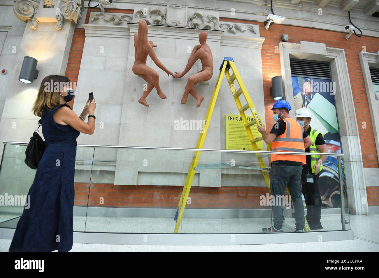 Die Sonnenanbeter, eine Skulptur des ungarischen Künstlers Peter Laszlo Peri, kehrt nach fast 70 Jahren Abwesenheit nach London Waterloo zurück. Die Skulptur, die ursprünglich am Eingang der U-Bahnstation ausgestellt wurde, um Besucher des Festival of Britain im Jahr 1951 willkommen zu heißen, galt als verloren, wurde aber auf dem Gelände eines südöstlichen Londoner Hotels wiederentdeckt, das gebrochen und in blassrosa gestrichen war. Eine Crowdfunding-Kampagne hat Geld gesammelt, um die Farbschichten abzutragen und sie wieder in die ursprüngliche, sonnenverwöhnte Terrakotta-Farbe zu bringen. Stockfoto