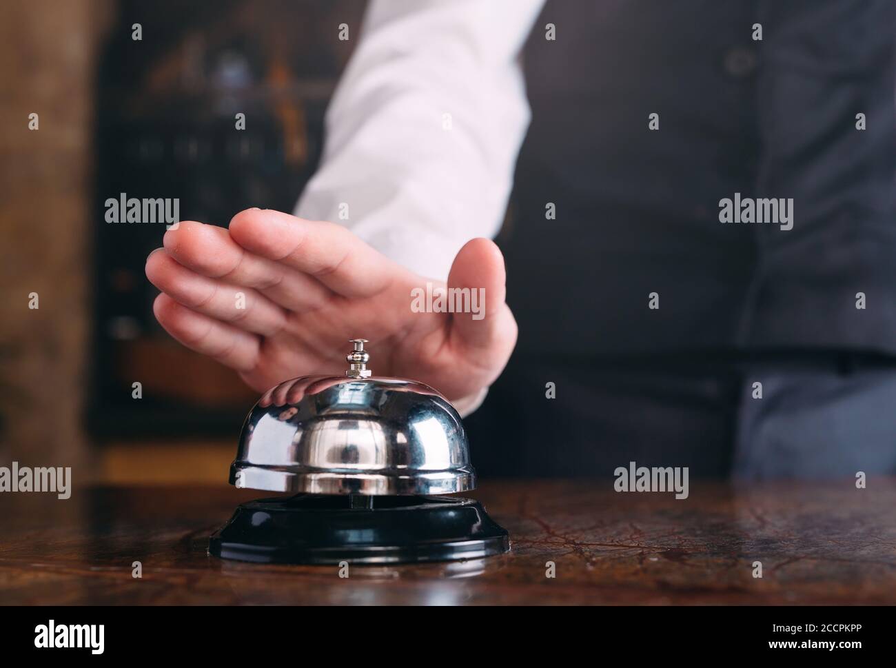 Restaurant Glocke Vintage mit Hand. Hoteldiener Stockfoto