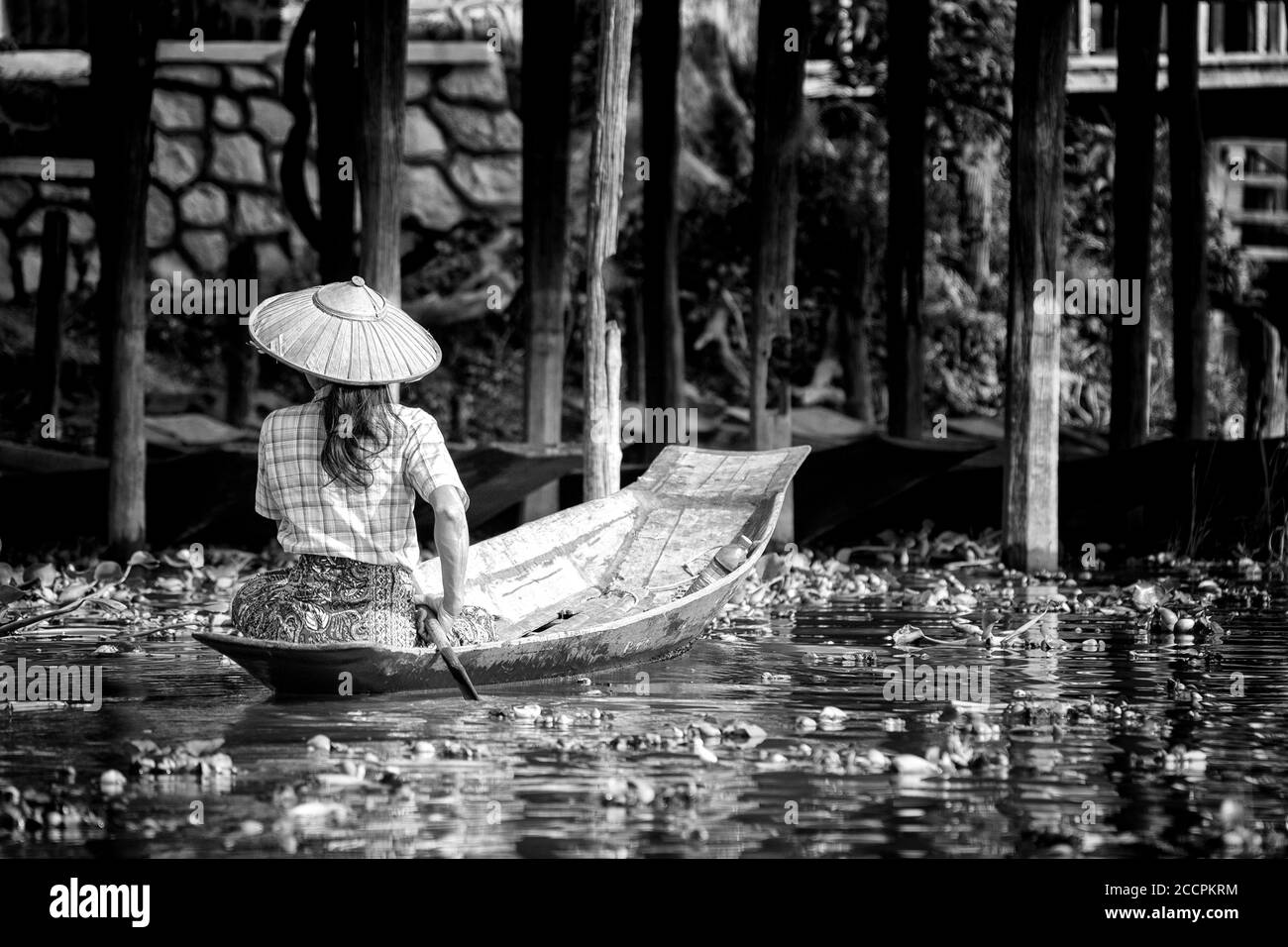 Bilder aus Myanmar, dem Inle-See, seinem berühmten Beinrudern der Intha, der Farbe der Seenspiegelungen und dem asiatischen Lebensstil auf dem Inle-See Stockfoto