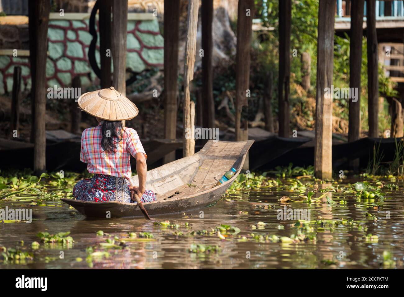 Bilder aus Myanmar, dem Inle-See, seinem berühmten Beinrudern der Intha, der Farbe der Seenspiegelungen und dem asiatischen Lebensstil auf dem Inle-See Stockfoto